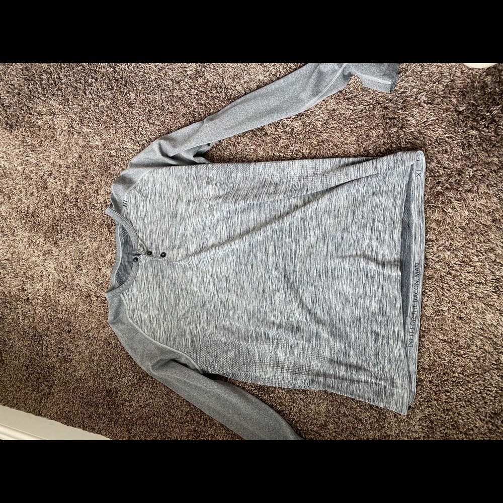 Lot of men’s XL lululemon tshirts and long sleeve